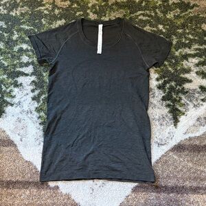 lululemon athletica Women's dark green swiftly Tee